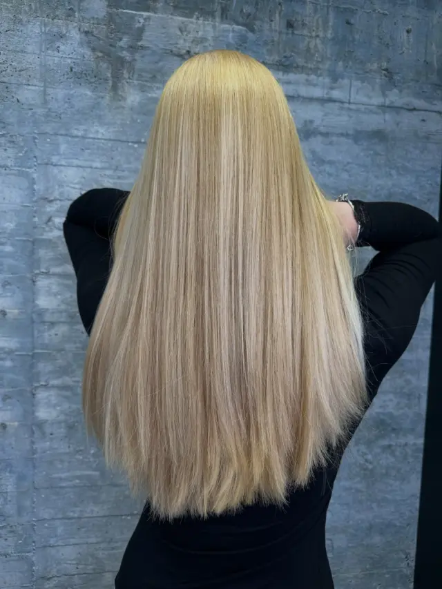 Vaalennusvärjättiin koko hius 👩🏼 Tästä tuli niin kaunis luonnollinen vaalea 🤩 -Pia#vanillaglaze #kolestonperfect #mastercolorexpert #kampaajalappeenranta #kampaamoparturinet