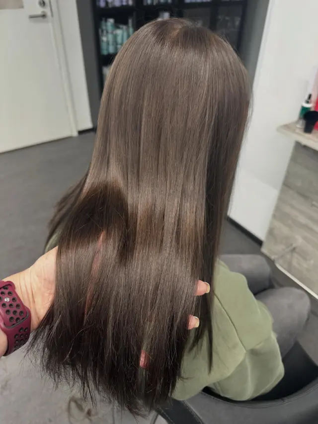 Tulipas kaunis ja kiiltävä väri 🤩 -Pia#longhair #brunette #shinyhair #mastercolorexpert #kampaajalappeenranta