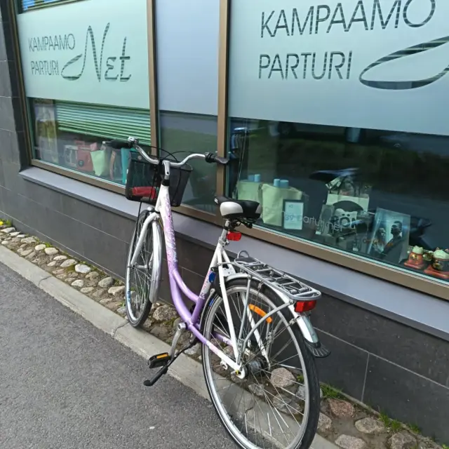 Pyörä parkkiin ja parturiin!! Huomenna keskiviikkona JA perjantaina vielä vapaita aikoja! Tule nyt, loppukuusta tahti kiihtyy! T. Sanna😃
#pyöräilyviikko #kampaajalappeenranta #parturikampaamolappeenranta