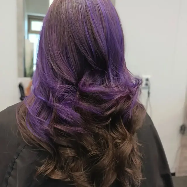 Violetit raidat asiakkaan omaan luonnolliseen, ei värjättyyn pohjaväriin! Kaunis!! 😍 -Sanna-
#kampaajalappeenranta #hiustenvärjäyslappeenranta #hiustenleikkauslappeenranta #kampaamolappeenranta #kevätraidat