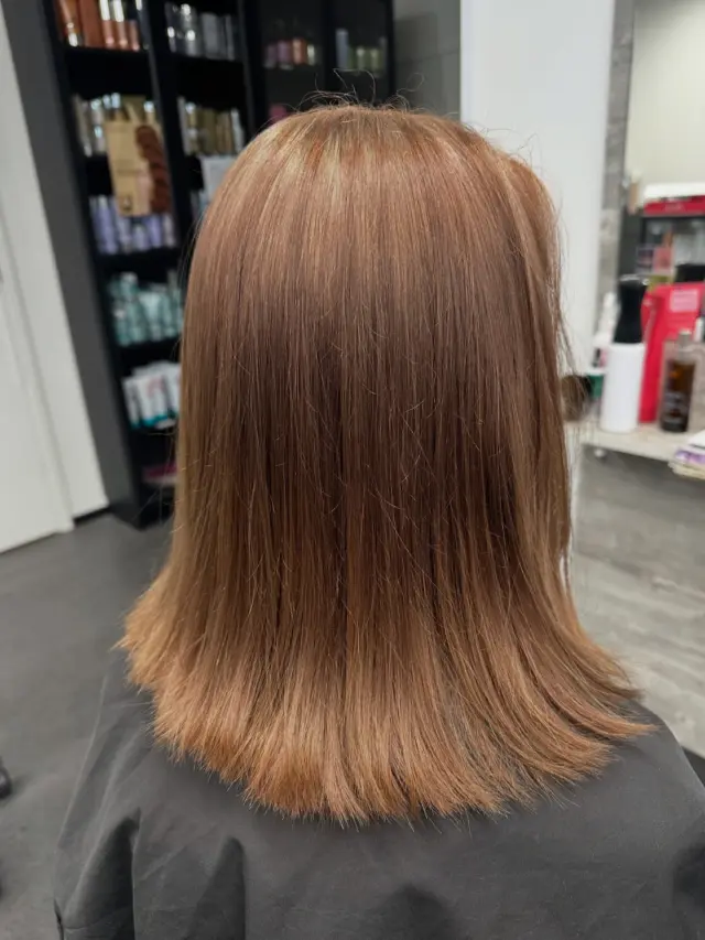 Lyhennettiin hiusta reilusti veitsellä leikaten 💇‍♀️-PiaPesin hiukset uudella Me MIRROR shampoolla: pesee tehokkaasti tuotejäämät, talin ja epäpuhtaudet luonnollista tasapainoa kunnioittaen. Silottaa pintaa ja luo täydellisen pohjan sileille ja upean kiiltävälle hiuksille.Hoitoaineena käytin saman tuotelinjan 1 Minute Shine Treatmentin: intensiivinen kiiltoa lisäävä hoitosuihke, joka silottaa hiuksen pintaa jo minuutissa. Kevyt koostumus kosteuttaa, vahvistaa ja tehostaa valon heijastumista. Samalla se vähentää pörröisyyttä, suojaa lämpökäsittelyltä ja auttaa säilyttämään hiusvärin kirkkaana.Lopuksi ennen kuivatusta lisäsin vielä tuotelinjan Leave-in Sprayn: kiiltoa lisäävä jätettävä hoitosuihke, joka kosteuttaa hiuksia latistamatta niitä. Suojaa lämpökäsittelyltä, vähentää pörröisyyttä sekä auttaa säilyttämään hiusvärin kirkkaana.Kaikki linjan tuotteet 24,90€/kpl#glasshair #memirror #bobhairstyles #veitsileikkaus #kampaajalappeenranta