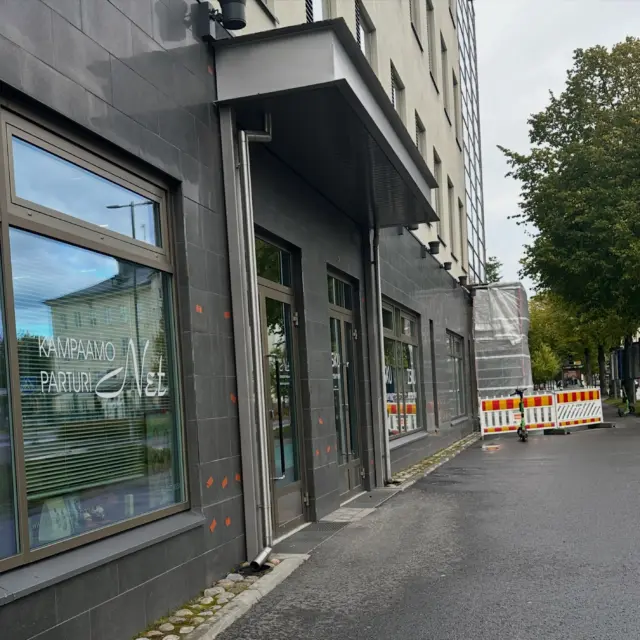Tiedote❗️Assin julkisivun seinälaattojen korjaus etenee kohti meitä eli ma 28.9.-pe 2.10. työmaa liikkeemme kohdalla.
Julkisivun äänekkäät työt tehdään klo 6.00-10.00, joten ennen klo 10.00 emme ole paikalla.
Liikkeen sisäänkäynti on normaalisti käytössä. Toivottavasti kaikki menee suunnitelmien mukaan ja työmaasta ei aiheudu häiriötä teille.