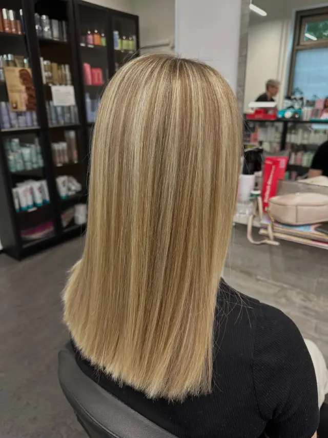 Lyhennystä tehtiin reippaasti ja edelleen hiukset pitkät. Raitoja Moroccanoil Powder lightener 🤩 Lopputulos kaunis kirkas vaalea raidoitus ja hyväkuntoinen kiiltävä hius 👌 -Pia