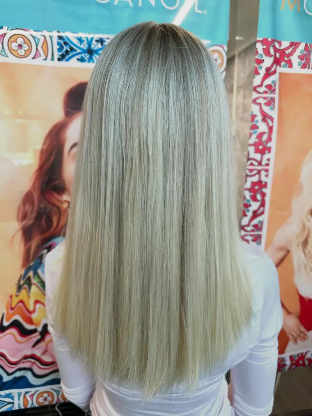 Laitettiin raitoja paljon 😅🤩
Moroccanoil Powder Lightener 🩵 Toimii 👌 - Pia#kampaajalappeenranta #kampaamoparturinet #moroccanoil #blondhaır #longhairstyles