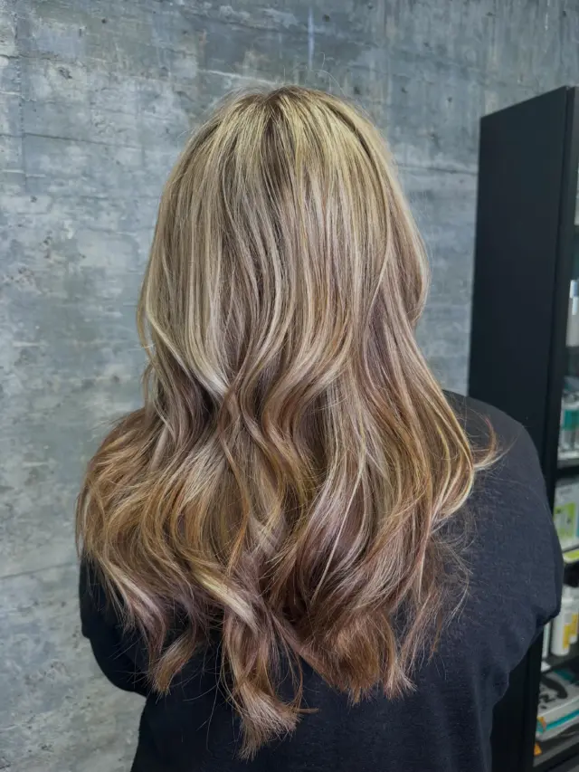 Raitoja Mororoccanoil Powder Lightener, vaalennusteho mieletön ja arganöljypohjansa ansiosta ei tarvi plexejä suojaksi 🤩 -Pia#hihglights #longhair #moroccanoilpro #kampaajalappeenranta #kampaamoparturinet