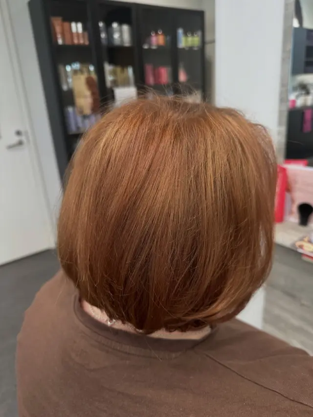 Värin päivitys lämpimämpään ja syvempään sävyyn 👩‍🦰- Pia#mastercolorexpert #copperhair #bobcut #kampaajalappeenranta #kampaamoparturinet